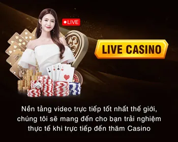 Sân tennis với vợt và bóng
